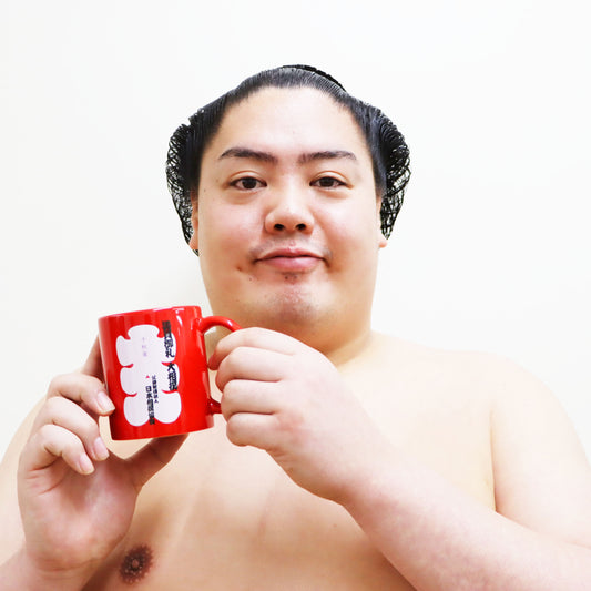 マグカップを持つ一山本