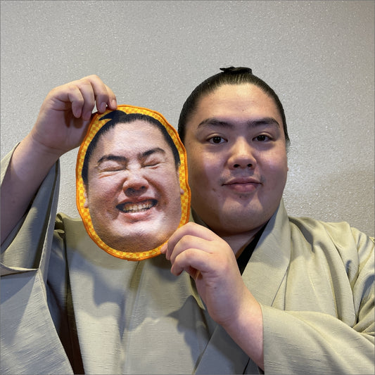 一山本の顔ハンカチを持つ一山本